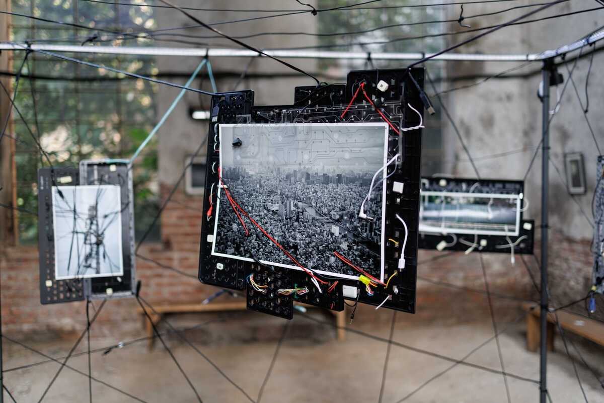 Wirescapes: Connected With the Urban Fabric (Reprise) exhibition view 1
